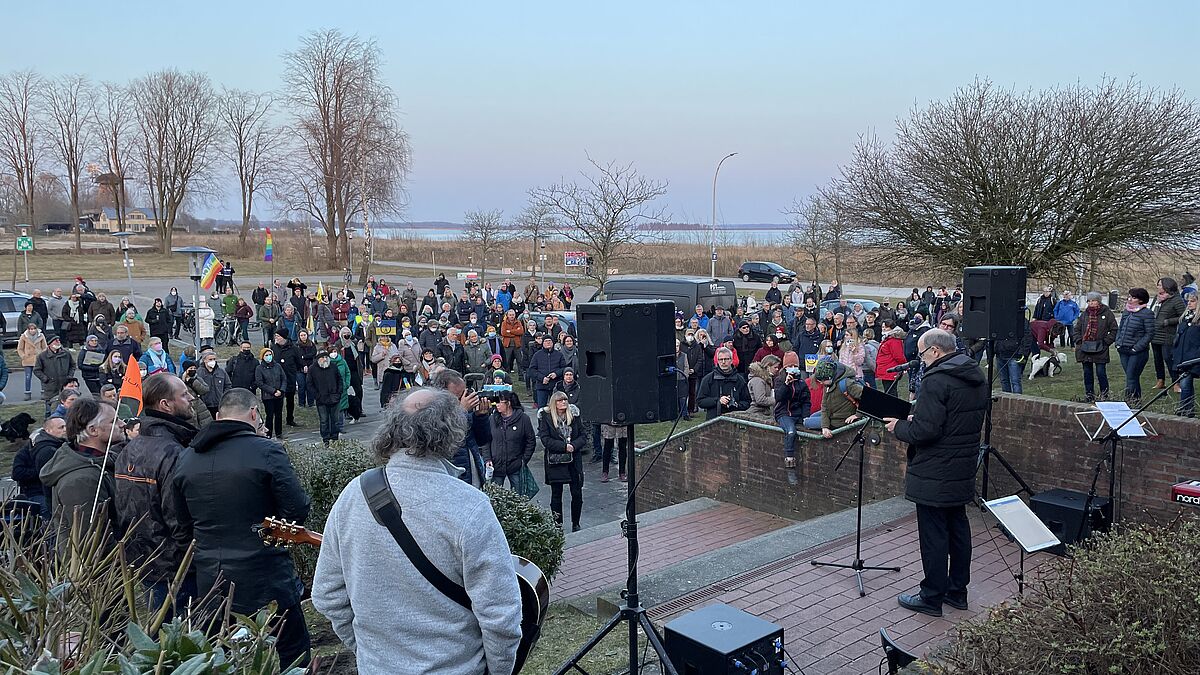 Am Schleswiger Friedensmarsch zum Benefizkonzert nahmen etwa 300 Menschen teil. 