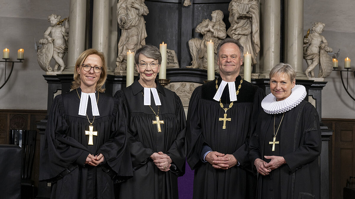 Die Bischöfinnen und der Bischof der Nordkirche. Von links nach rechts: Bischöfin Nora Steen (Sprengel Schleswig und Holstein), Landesbischöfin Kristina Kühnbaum-Schmidt, Bischof Tilman Jeremias (Sprengel Mecklenburg und Pommern), Bischöfin Kirsten Fehrs (Sprengel Hamburg und Lübeck, außerdem Ratsvorsitzende der Evangelischen Kirche in Deutschland).