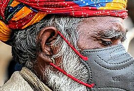 Indischer Mann mit Maske