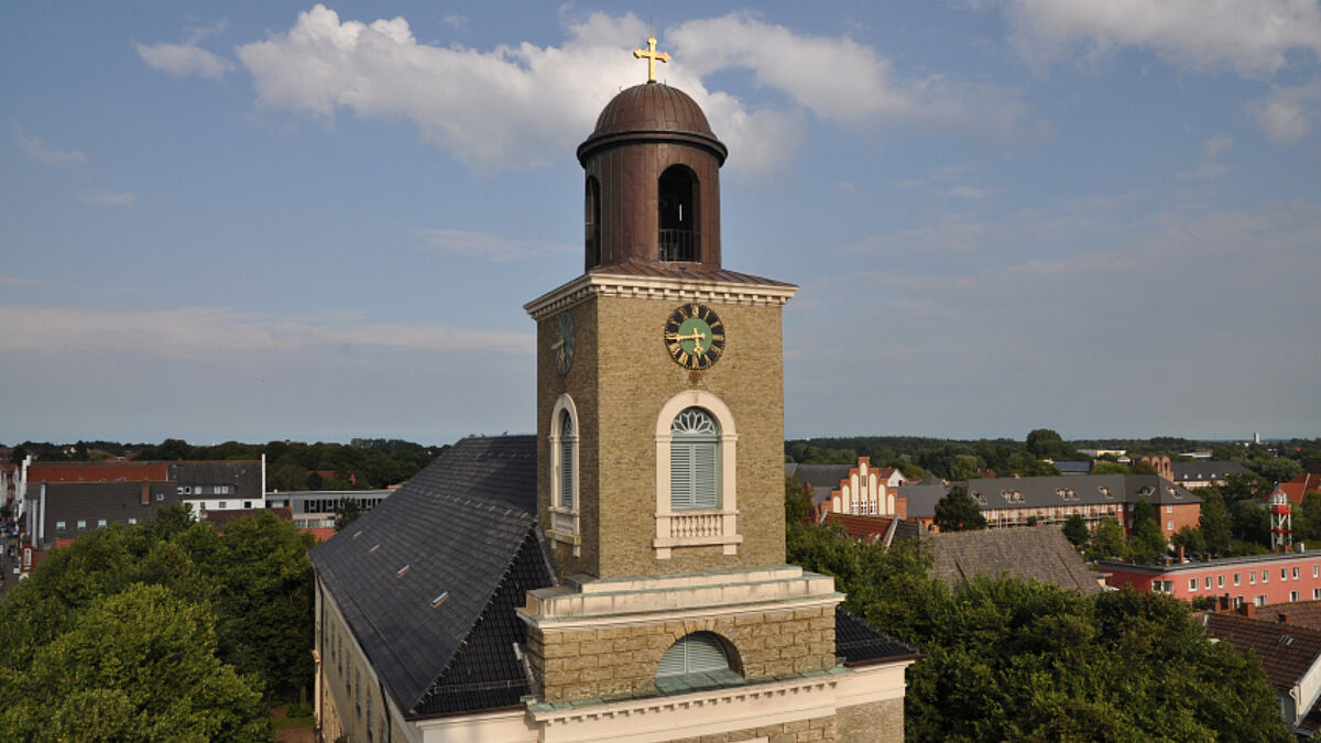 Der Verein "Gemeinde im Aufwind" will die Basis-Arbeit in den Kirchengemeinden der evangelischen Nordkirche stärken. (Kirchturm in Husum, Symbolbild).