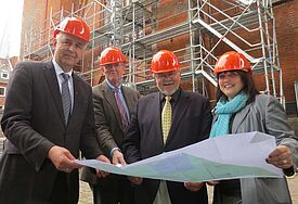 Blick in die Baupläne (v.l.): Pastor Bernd Schwarze, Kai Schröder vom Kirchenkreis, Schirmherr Lienhard Böhning und Bauchefin Liane Kreuzer.