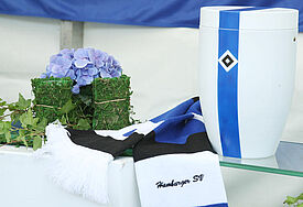 Auf dem Friedhof des Hamburger SV sind Fans mit ihrem Verein verbunden – über den Tod hinaus