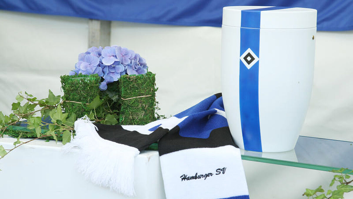 Auf dem Friedhof des Hamburger SV sind Fans ihrem Verein verbunden – über den Tod hinaus