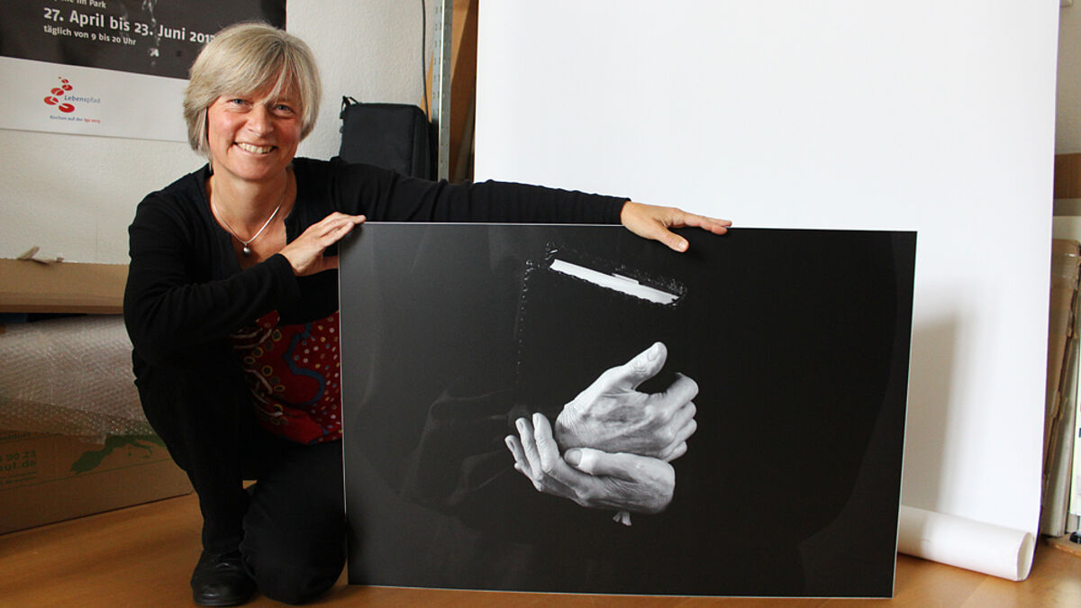 Fotokünstlerin Valérie Wagner mit einem ihrer Bilder