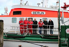 Auf dem Seenotrettungskreuzer "Berlin" trafen sich (v.l.) 3. Maschinist Henry Hildebrandt, 2. Vormann Gerhard Fries, 2. Maschinist Peter Klink, Bischof Gothart Magaard, 3. Vormann Karl-Heinz (Heinzi) Bittner sowie Propst Erich Faeling und Notfallseelsorge