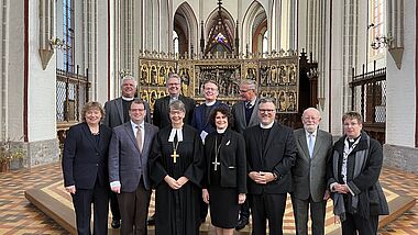 Die Delegation aus Süd-Ohio nach der Vertragsunterzeichnung mit Landesbischöfin Kristina Kühnbaum-Schmidt im Schweriner Dom