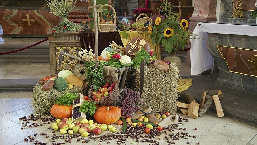 Zu Erntedank sind viele Kirchen feierlich mit den Früchten der Ernte geschmückt.