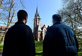 (Das Foto zeigt zwei Flüchtlinge auf dem Gelände der evangelischen Stephansstift-Gemeinde in Hannover am 7.4.2025). 