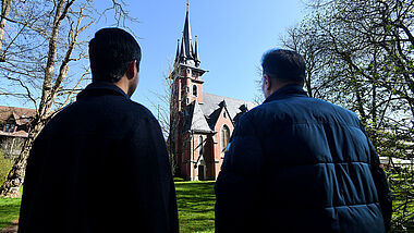 (Das Foto zeigt zwei Flüchtlinge auf dem Gelände der evangelischen Stephansstift-Gemeinde in Hannover am 7.4.2025). 