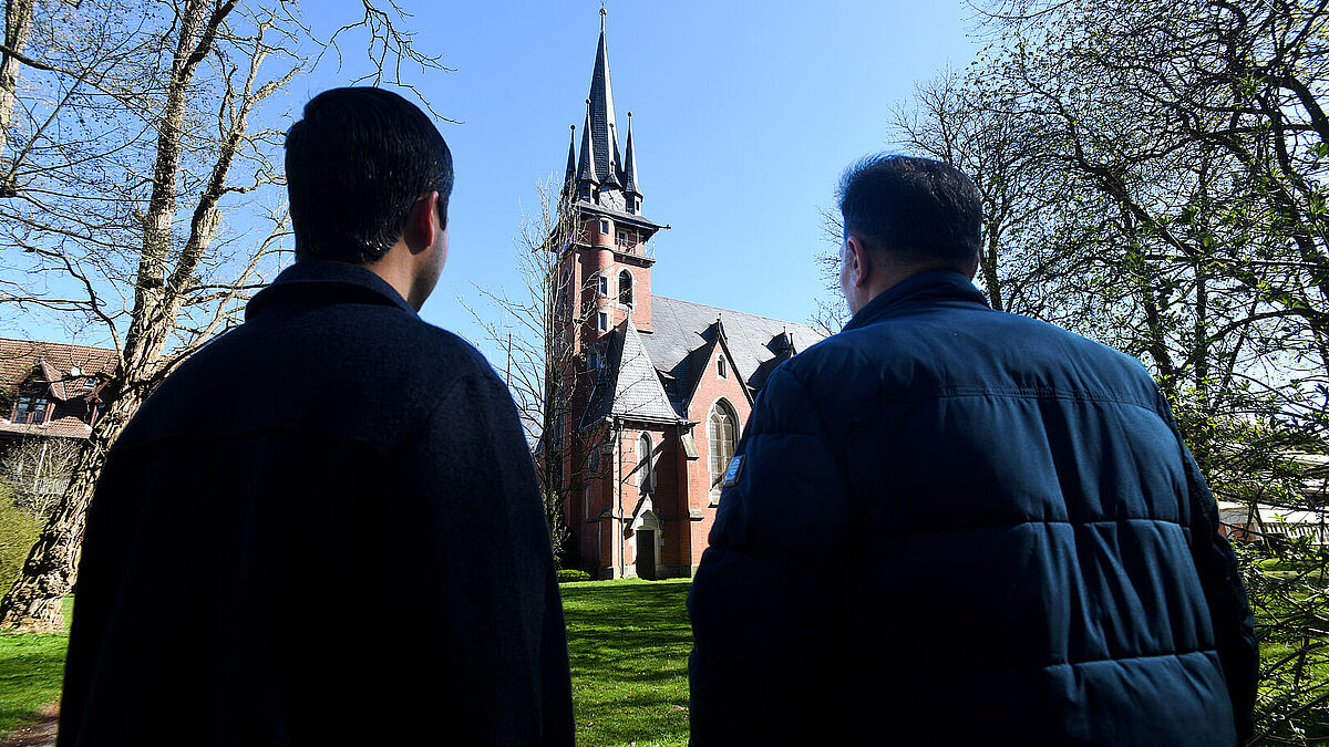 Das Kirchenasyl gerät in der Politik zunehmend in die Kritik. Die Gemeinden nähmen nicht mehr nur Härtefälle auf, lautet ein Vorwurf. Für die Helfenden ist das kaum verständlich. Sie spüren die Not der Schutzsuchenden. (Das Foto zeigt zwei Flüchtlinge auf dem Gelände der evangelischen Stephansstift-Gemeinde in Hannover am 7.4.2025). 