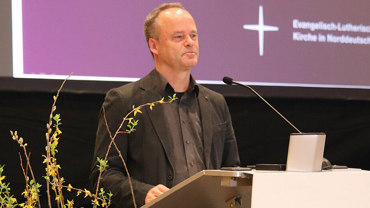 "Öffentliche Theologie gewinnt an Überzeugungskraft, wenn sie aus dem Kern eigener Glaubensüberlieferung für Ausgegrenzte oder für die ausgebeutete Schöpfung Stellung bezieht", sagte Bischof Tilman Jeremias heute (26. Februar 2022) in seinem Sprengelbericht 