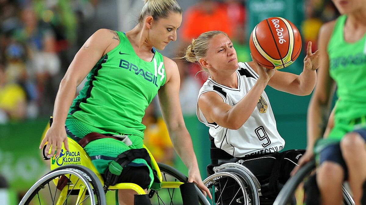 Auch in Hamburg werden spannende Duell im Rollstuhl-Basketball erwartet - wie hier Laura Fürst mit der Brasilianerin Paola Klokler (l.) während der Paralympics in Rio.