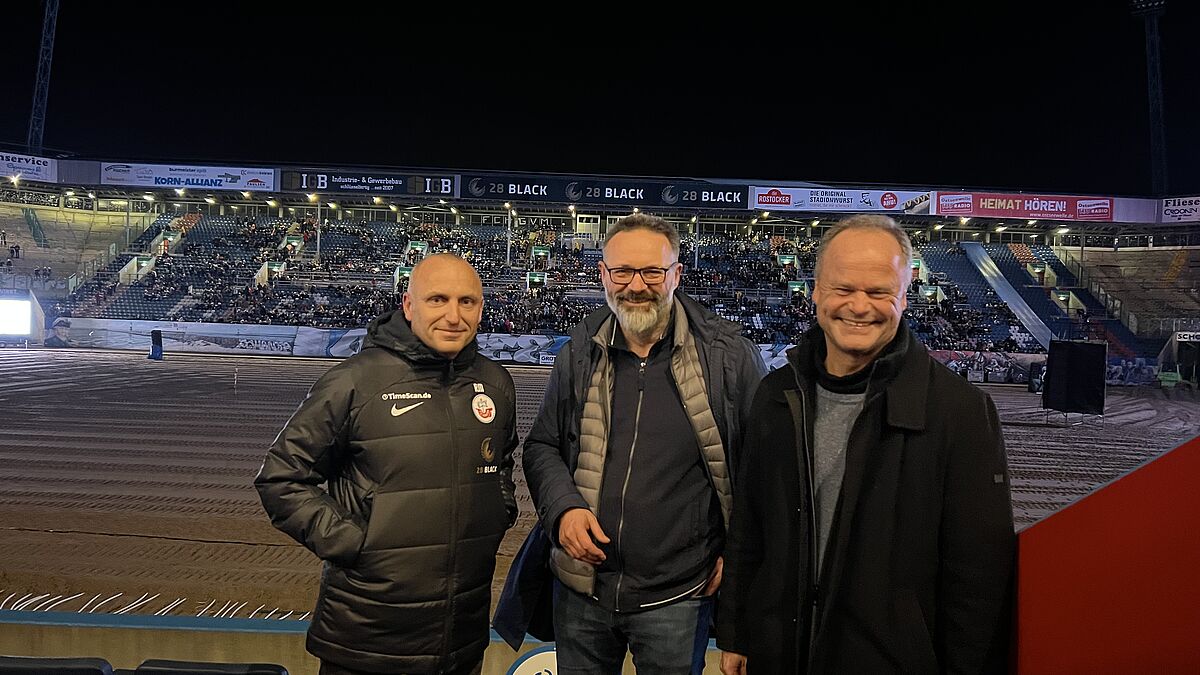 Hansavorstand Robert Marien, der Intendant des Rostocker Volkstheaters, Ralph Reichel und Bischof Tilman Jeremias (von links nach rechts) freuen sich über die gelungene Veranstaltung im Ostseestadion. 