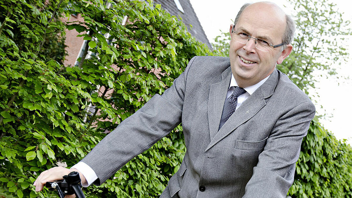 Bischof Gothart Magaard fährt mit bei der Radtour über die halbinsel Eiderstedt (Archiv)
