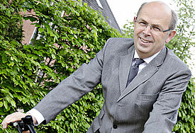 Bischof Gothart Magaard fährt mit bei der Radtour über die halbinsel Eiderstedt (Archiv)