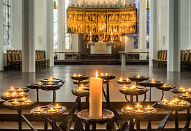 Mit der Benefiz-Veranstaltung "Lieblingsbücher für St. Nikolai" wirbt die Kirchengemeinde St. Nikolai um Spenden für die Restaurierung des Altars. 