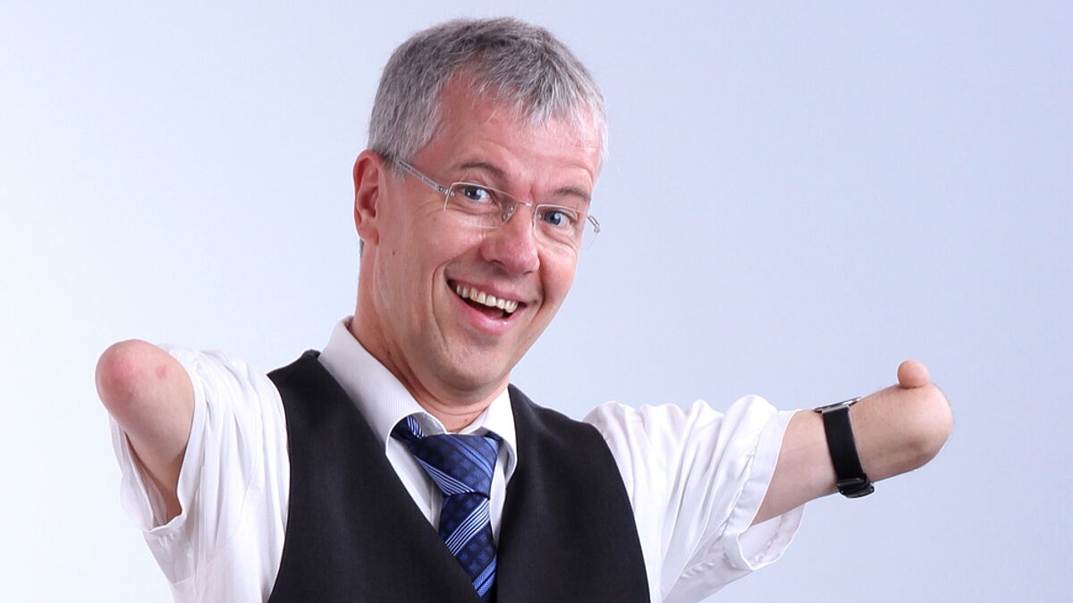 "Däumchen drehen" - Rainer Schmidt, von Geburt ohne Unterarme, gibt sich in seinem Programm selbstironisch