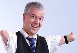 "Däumchen drehen" - Rainer Schmidt, von Geburt ohne Unterarme, gibt sich in seinem Programm selbstironisch