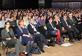 Aufmerksam verfolgt das Plenum den Fachvortrag in Husum. In 17 Workshops beschäftigten sich die Teilnehmenden im Anschluss mit dem Ansatz vorurteilsbewusster Bildung und Erziehung als inklusives Praxiskonzept in Kitas. Aufmerksam verfolgt das Plenum den F