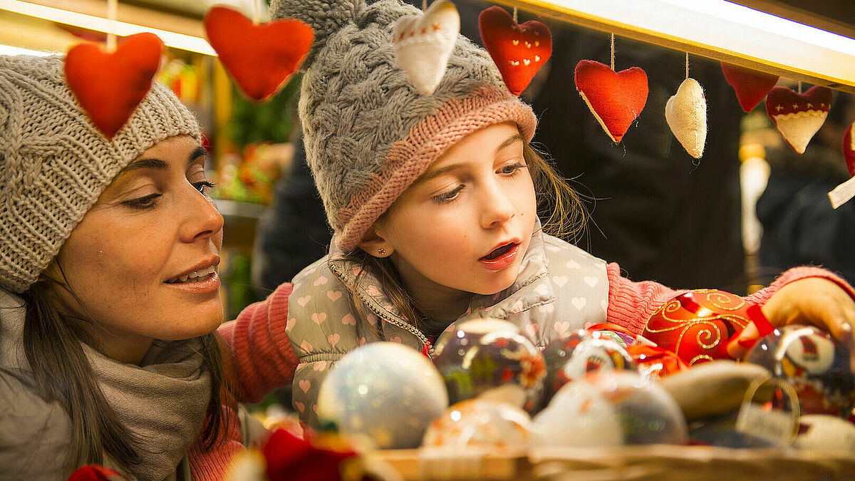 Stöbern auf dem Weihnachtsmarkt
