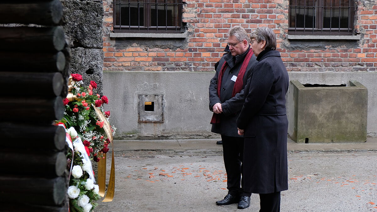Gemeinsam mit dem polnischen Bischof Jerzy Samiec hat Landesbischöfin Kristina Kühnbaum-Schmidt einen Kranz in der Gedenkstätte Auschwitz-Birkenau niedergelegt