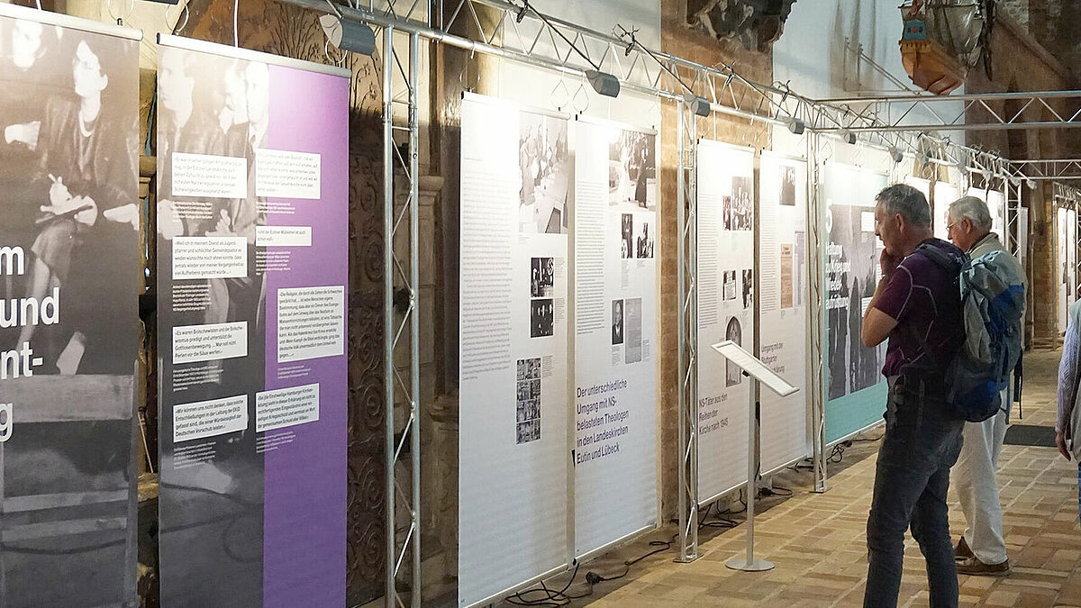 Die Ausstellung "Neue Anfänge nach 1945? Wie die Landeskirchen Nordelbiens mit Ihrer NS-Vergangenheit umgingen" ist als Wanderausstellung konzipiert. In den vergangenen Jahren war sie bereits in mehreren norddeutschen Städten, darunter etwa Schleswig (im Bild), zu sehen. 