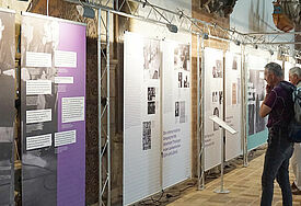Die Ausstellung "Neue Anfänge nach 1945? Wie die Landeskirchen Nordelbiens mit Ihrer NS-Vergangenheit umgingen" ist als Wanderausstellung konzipiert.