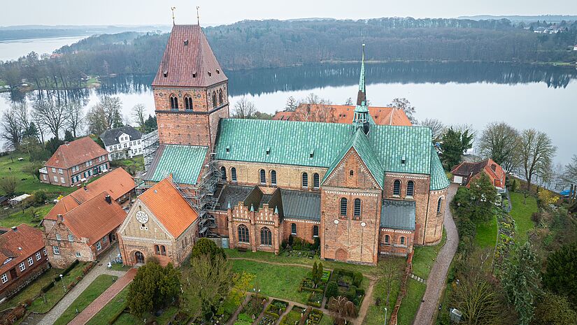 Der Ratzeburger Dom: Grundsteinlegung der Kathedrale aus Backstein war am 11. August 1154. Der Dom gehört zu den ältesten Kirchengebäuden Schleswig-Holsteins und ist mit Kreuzgang und Kloster eines der am besten erhaltenen Ensembles der Spätromanik in Europa.