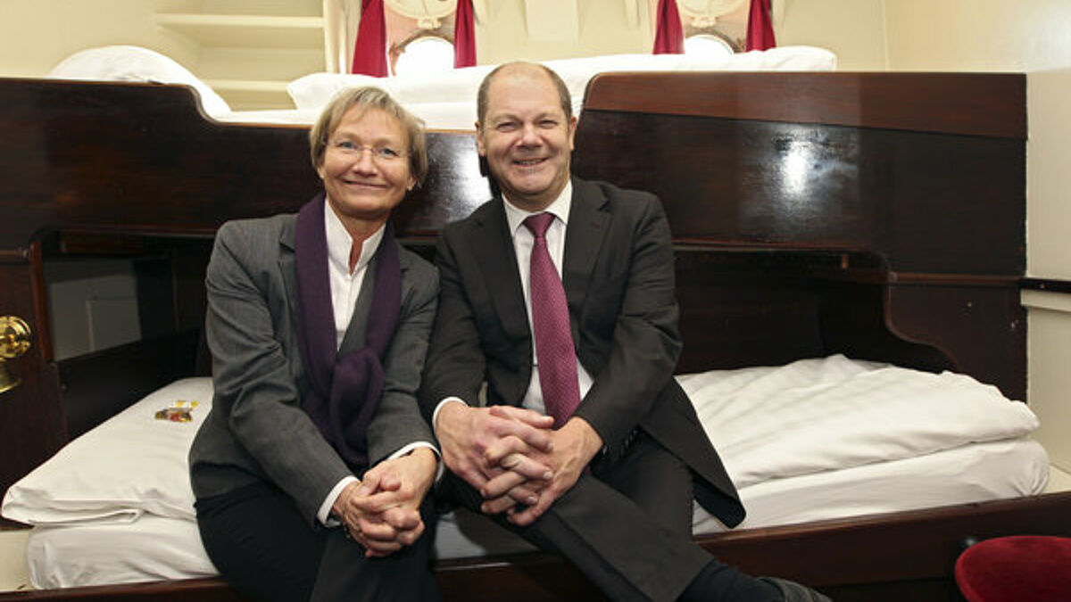 Die Hamburger Bischöfin Kirsten Fehrs und der Schirmherr der Kirchentags-Privatquartier-Kampagne, Bürgermeister Olaf Scholz (SPD) bei Foto-Shooting auf einem Feuerschiff im Hamburger Hafen 