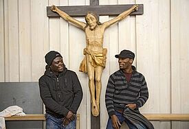 Flüchtlinge aus Afrika wohnten für einige Tage im November in der evangelischen Kirche Cantate Domino in der Frankfurter Nordweststadt, nachdem fünf Kirchengemeinden beschlossen spontan hatten, den Flüchtlingen gemeinsam zu helfen.