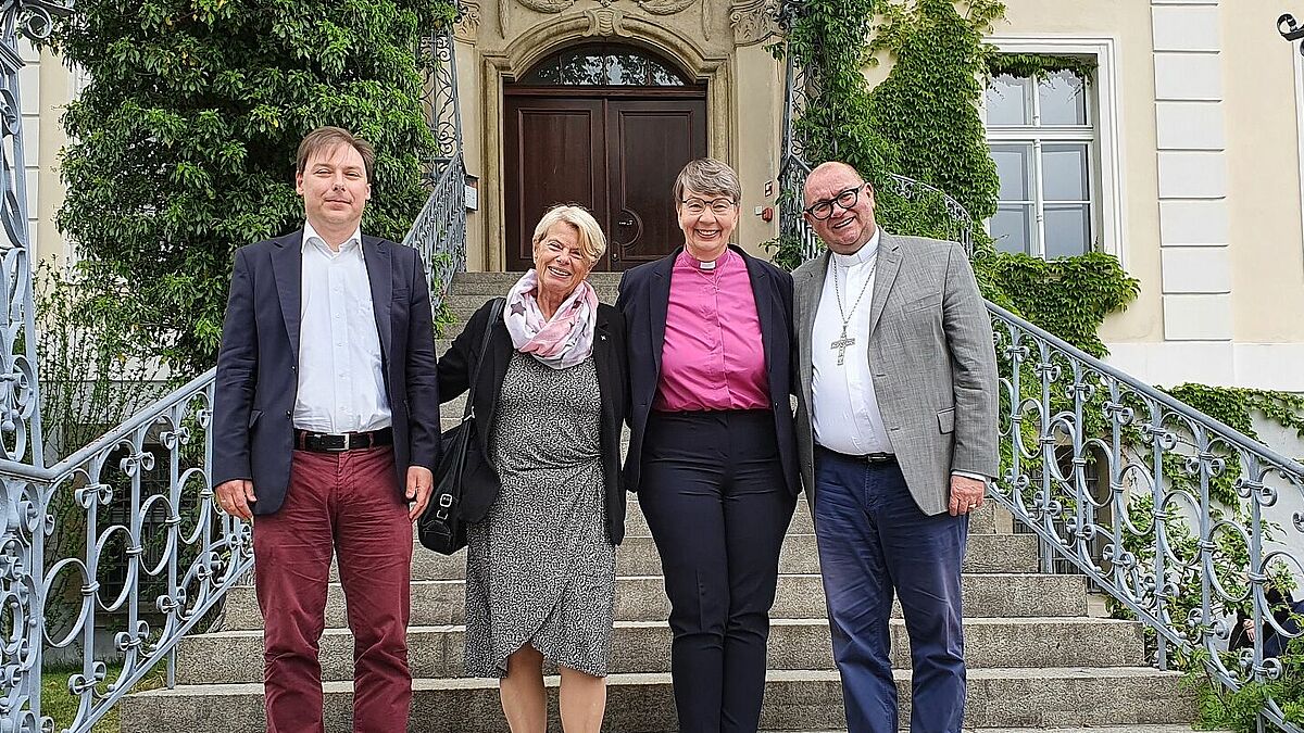 v.r.n.l.: Bischof Waldemar Pytel, Landesbischöfin Kristina Kühnbaum-Schmidt, Präses Ulrike Hillmann, Dr. Robert Zurek, Leiter der Internationalen Jugendbegegnungsstätte Gut Kreisau auf der Treppe des Gutshauses.

