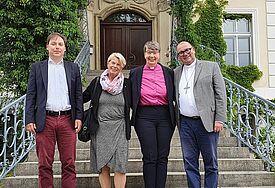 Bischof Waldemar Pytel, Landesbischöfin Kristina Kühnbaum-Schmidt, Präses Ulrike Hillmann, Dr. Robert Zurek, Leiter der Internationalen Jugendbegegnungsstätte Gut Kreisau auf der Treppe des Gutshauses