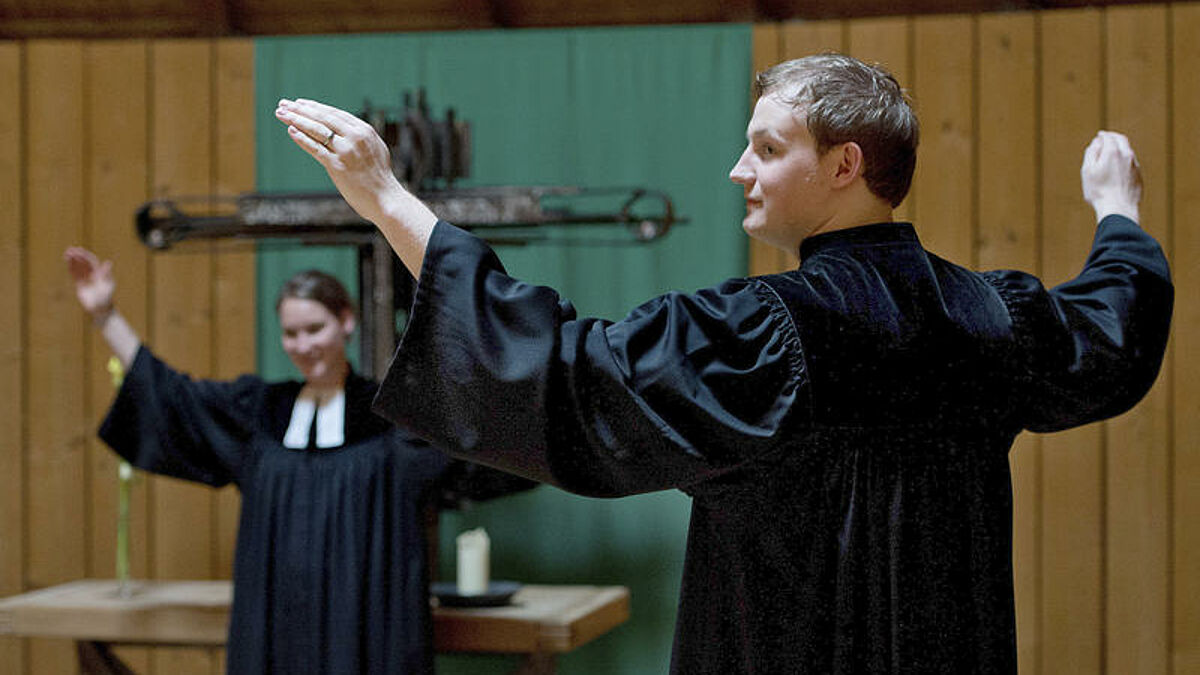 Theologie- Studenten lernen in speziellen Seminaren den Schlusssegen und wie ein Talar richtig getragen wird (Symbolbild)
