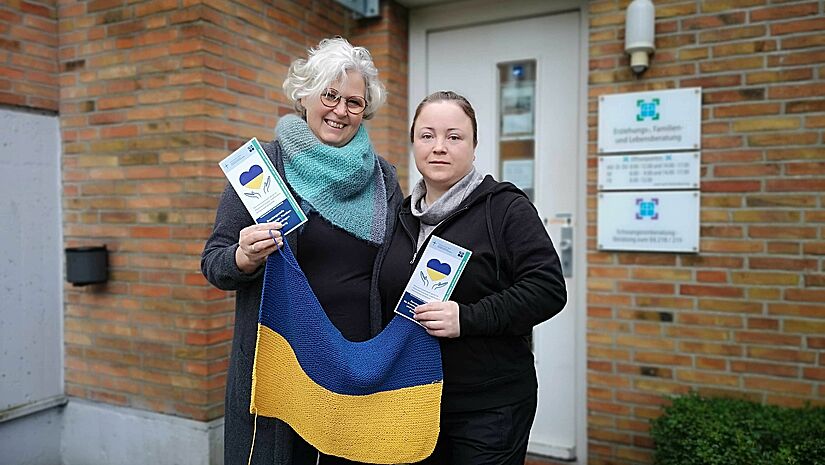Christine Le Coutre und Ganna Lochokka vor der Beratungsstelle des Diakonischen Werks. Christine Le Coutre und Ganna Lochokka vor der Beratungsstelle des Diakonischen Werks.