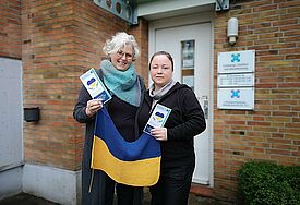 Christine Le Coutre und Ganna Lochokka vor der Beratungsstelle des Diakonischen Werks.