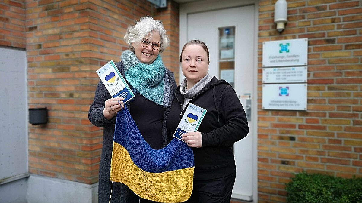 Christine Le Coutre und Ganna Lochokka vor der Beratungsstelle des Diakonischen Werks.

