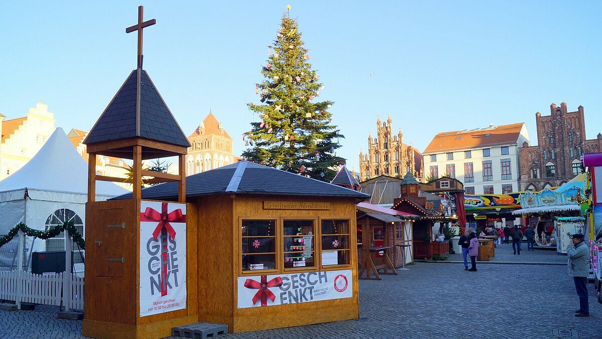 Die Adventskirche auf dem Greifswalder Weihnachtsmarkt bietet einen Ruhepunkt und soll an den Ursprung des christlichen Festes erinnern. 