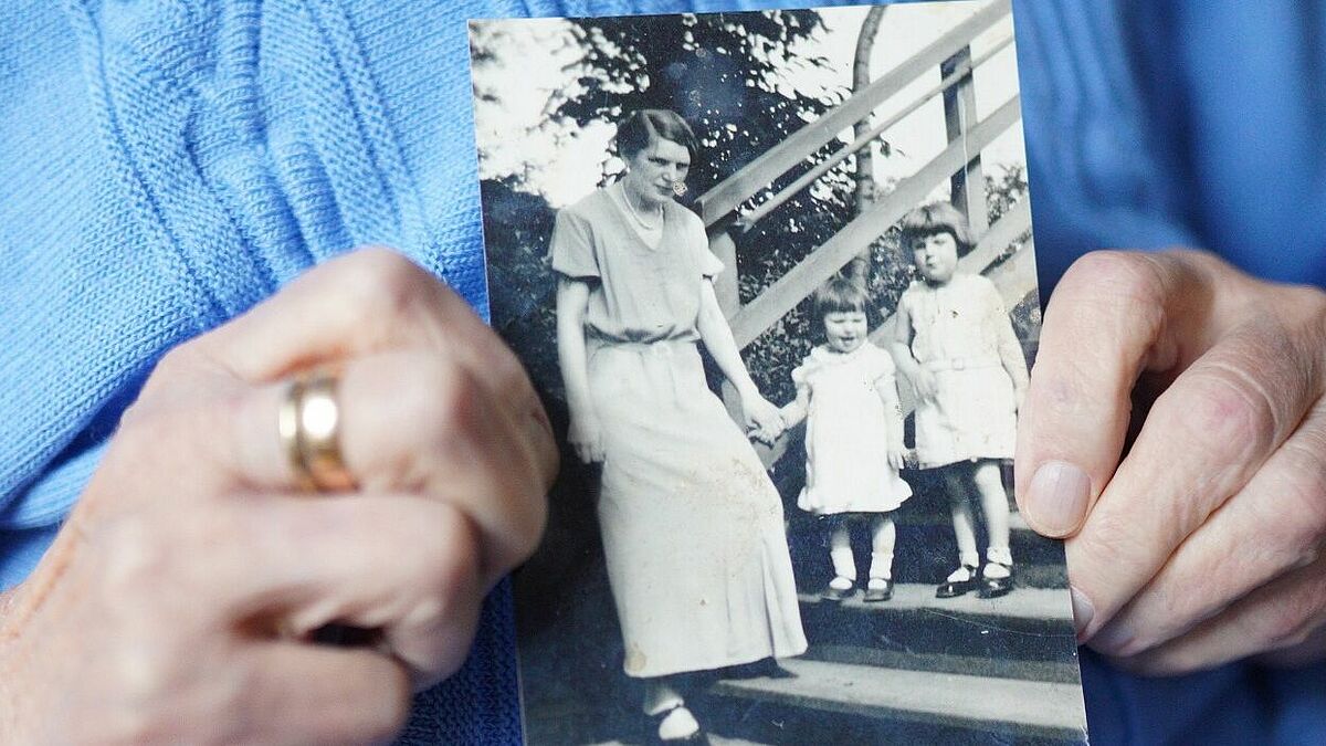 Künstlerin und Redakteurin Ina Lebedjew hat bei ihren Besuchen nicht nur Stimmen aufgezeichnet, sondern auch Bilder zu den Kindheitserinnerungen der Seniorinnen und Senioren gemacht.