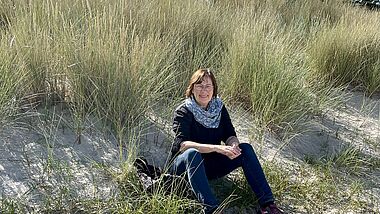 Constanze Oldendorf am Strand auf der Insel Rügen. 