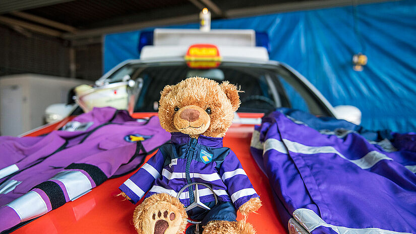 Teddy auf einem Feuerwehrauto 