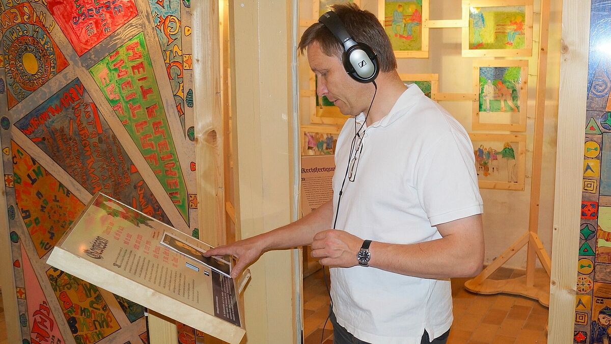 In der Winterkirche der Dersekower Dorfkirche probiert Pastor Irmfried Garbe eine der Stationen der Hörstraße aus. 