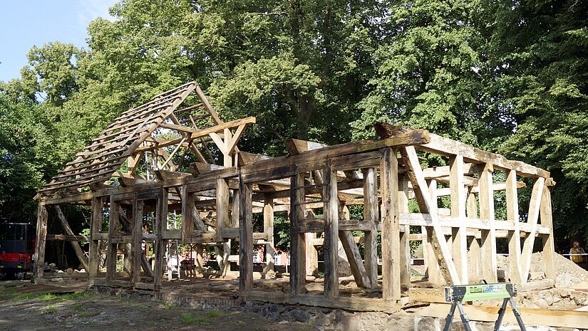 Aus der historischen Fachwerkwerkscheune in Liepe auf der Insel Usedom soll ein multifunktionales Gebäude werden, das dann als neues Dorfzentrum für die Gemeinschaft von Einheimischen und Gästen sowie für vielfältige Veranstaltungen zur Verfügung steht.