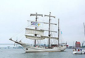Das Nordkirchenschiff kommt herum: Hier segelt es gerade im Stralsunder Hafen los.