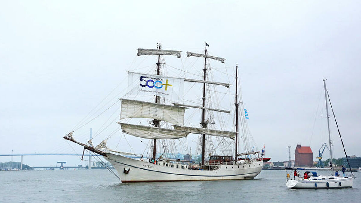 Der Dreimast-Segler "Artemis" ist am Donnerstag (29.06.17) im Stralsunder Hafen zu seiner Nordkirchen-Schiffstour aufgebrochen (Foto vor der Ruegenbruecke). Mit der Segeltour will die evangelische Nordkirche das Reformationsjubilaeum 2017 feiern. Die "Artemis" wird bis zum 29. Juli zahlreiche Haefen an der Ost- und Nordseekueste anlaufen. Mit dem bundesweit einmaligen Projekt sollen alle 13 Kirchenkreise der Nordkirche auf dem Wasserweg besucht werden. Gefeiert wird in den Hafenorten mit Gottesdiensten, Musik, Kinderprogrammen und Talkrunden zu aktuellen Themen. Zu den naechsten groesseren Haefen der Tour zaehlen neben Wismar auch Luebeck, Kiel, Husum und Hamburg. (Siehe epd-Meldung vom 29.06.17)