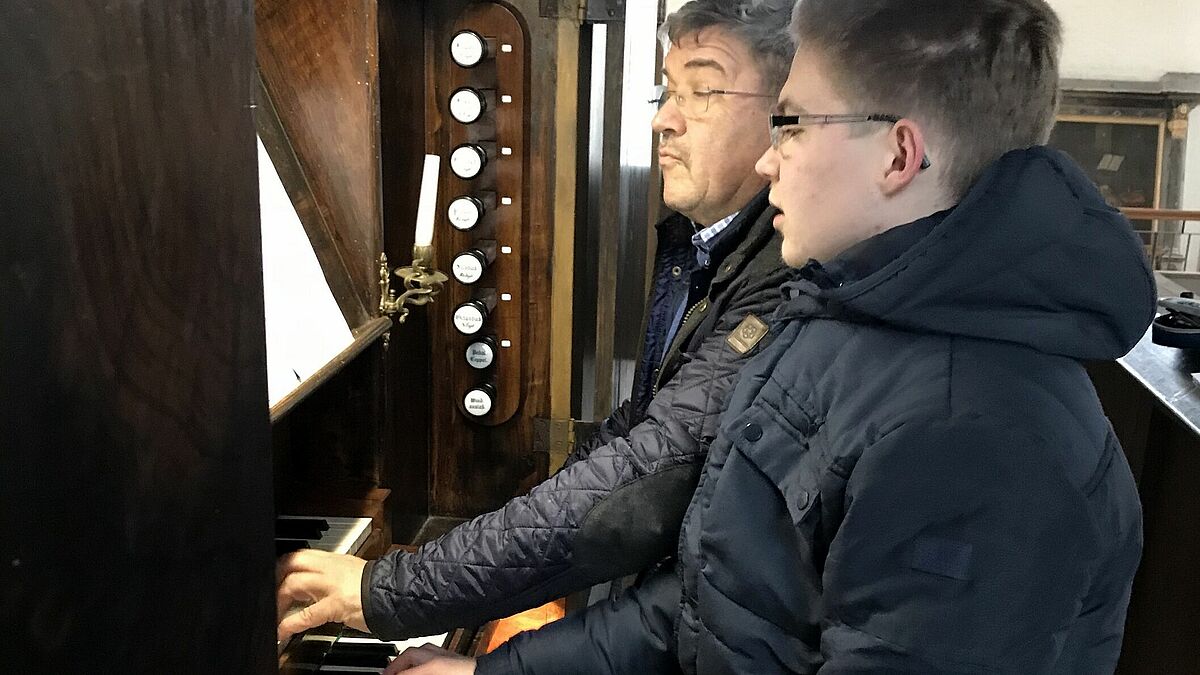 Innenminister Lorenz Caffier (l.) probt an der Orgel mit Nachwuchsmusiker Lukas Nantke für das Konzert in der Dorfkirche Steinhagen.