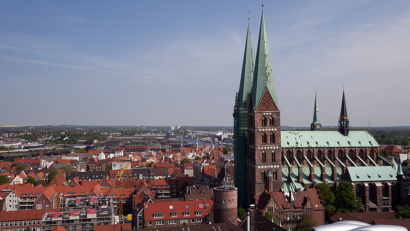 Luftaufnahme auf die Stadt Lübeck mit der St. Marienkirche.