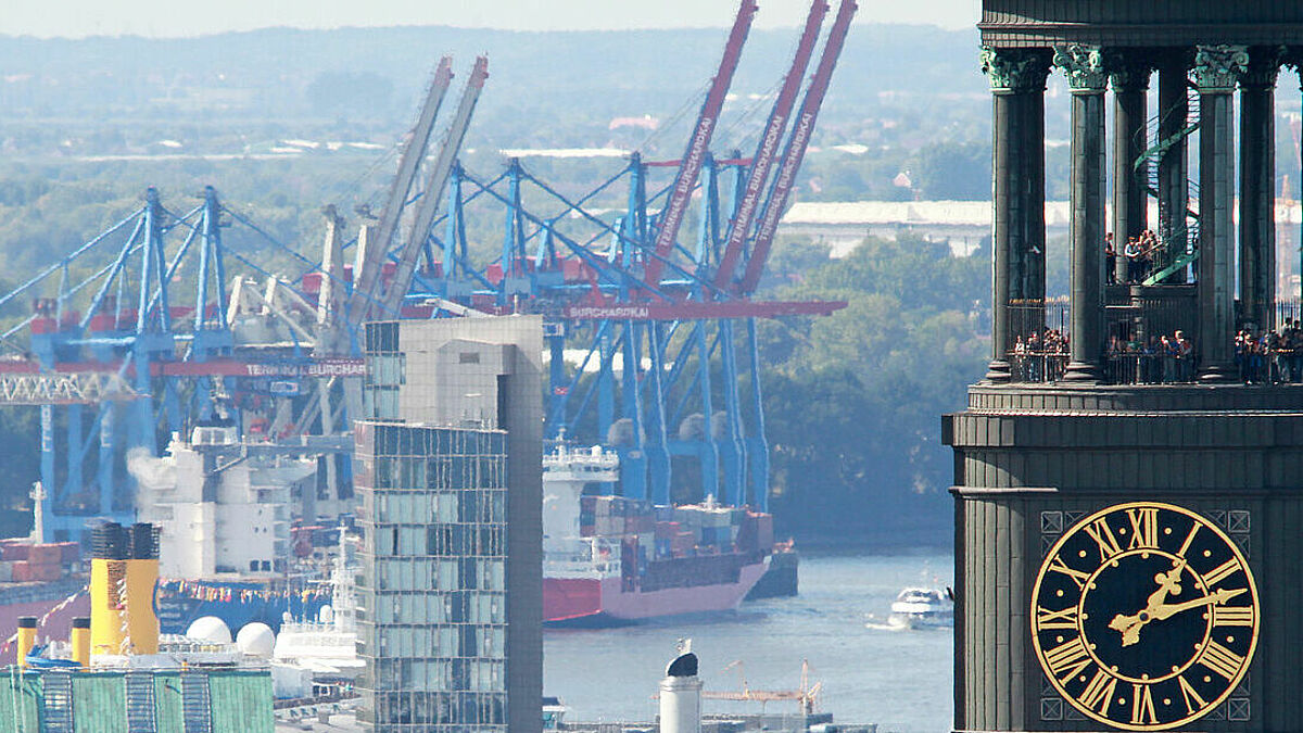 Besucher und Besucherinnen können bald wieder die Aussicht über Hamburg von der Aussichtsplattform des Michel in 106 Metern Höhe über der Elbe genießen.