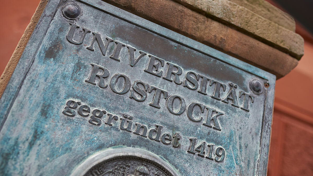 Schild am Eingang der Universität Rostock