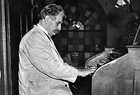 Albert Schweitzer an der Orgel in seinem Heimatort Günsbach (Elsaß).