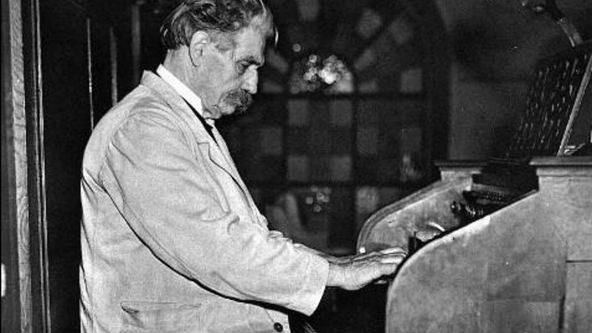 Albert Schweitzer an der Orgel in seinem Heimatort Günsbach (Elsaß).